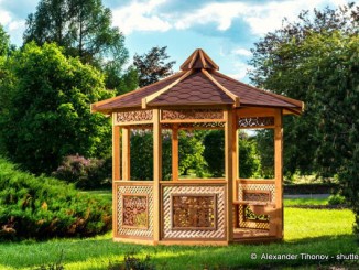 Pavillon aus Holz im Garten