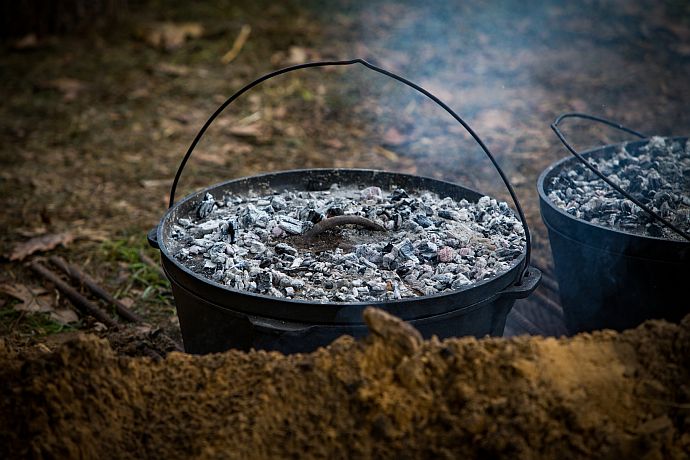 Dutch Oven - glühende Kohlen auf hochgezogenem Deckel