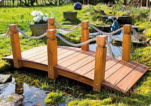 Teichbrücke über Gartenteich | Bild: ediGarden