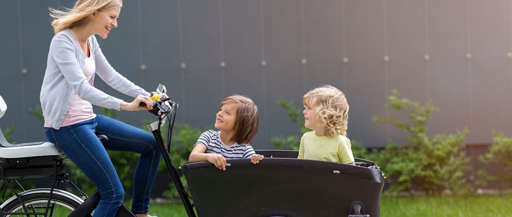 Mutter fährt Kinder im Cargobike | Bild: pikselstock stock.adobe.com