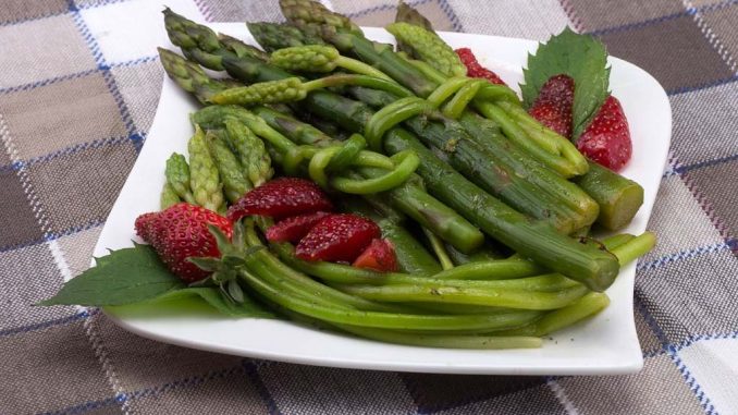 Grüner mit Spargel mit roten Erdbeeren | Bild: domeckopol